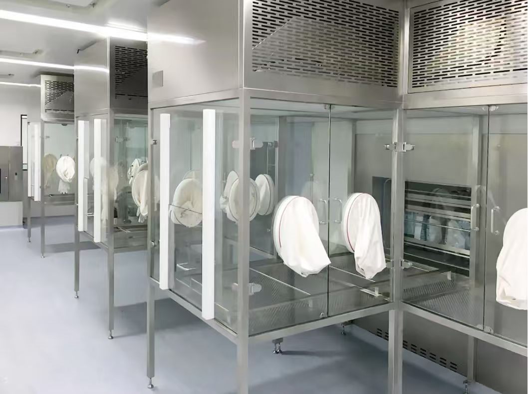 洁净室内一列枫古无菌隔离器(玻璃壁无菌处理隔离器/手套箱),内部维持A级/ISO5