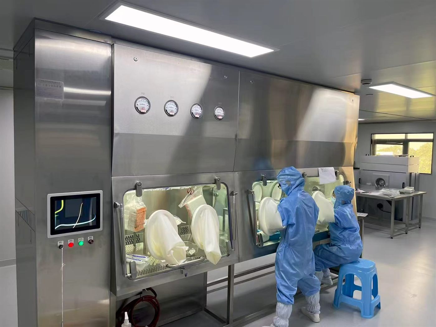 隔离器手套完整性测试:目视检查、压力衰减法与更换周期