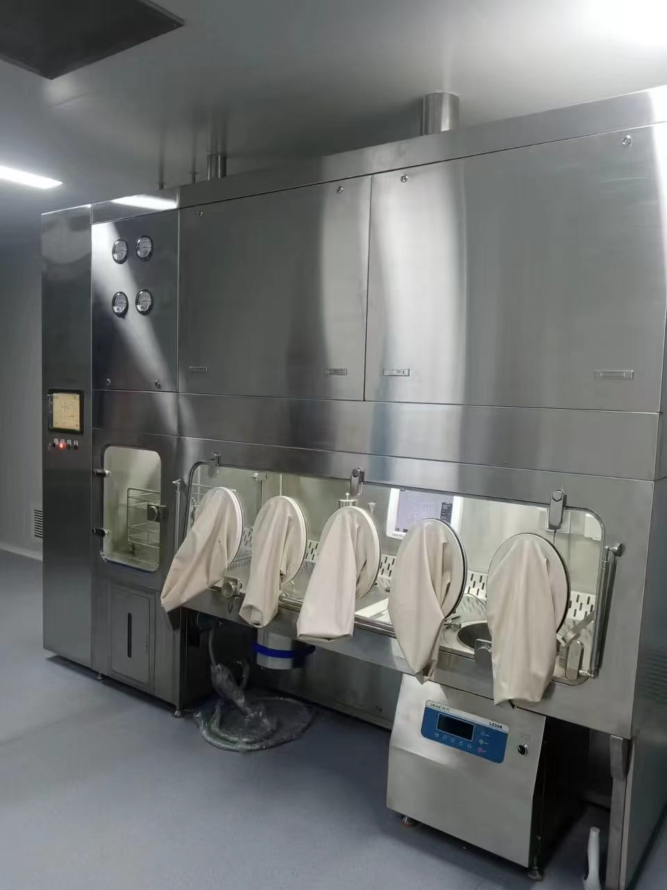 五手套口枫古硬质密闭隔离器,不锈钢机箱+压差表+PLC触摸屏,负压运行